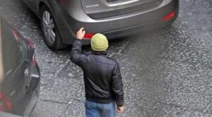 Santa Maria a Vico, tre parcheggiatori abusivi sorpresi dai Carabinieri davanti al cimitero