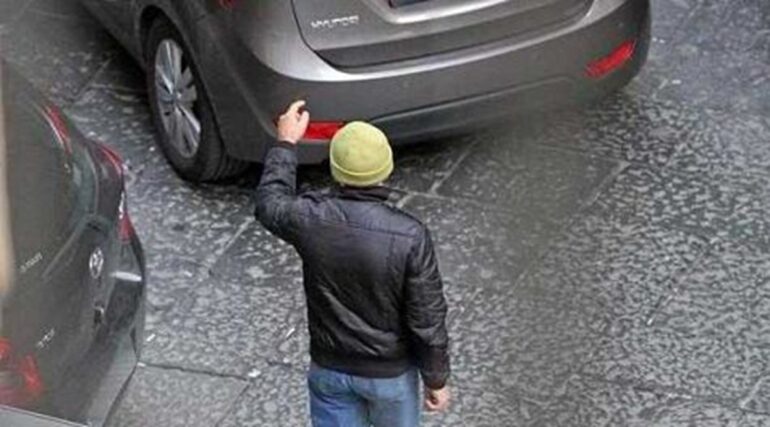 Santa Maria a Vico, tre parcheggiatori abusivi sorpresi dai Carabinieri davanti al cimitero