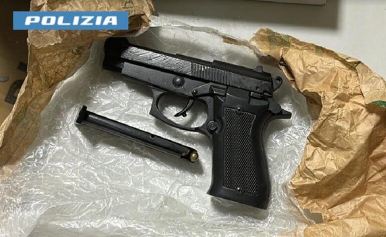 San Giovanni a Teduccio, sorpresi a bordo di un’auto di lusso con una pistola: arrestati