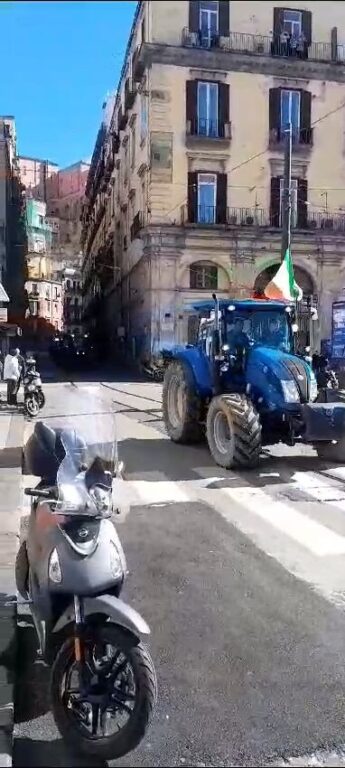 La protesta dei trattori attraversa Napoli: applausi dai cittadini