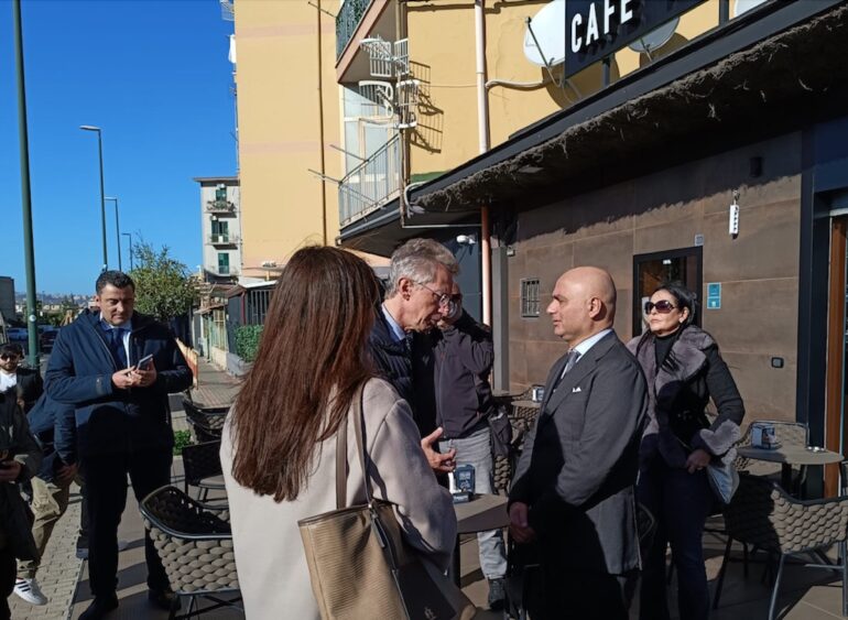 Napoli, l’imprenditore Gianni Forte riapre il negozio dopo le rapine