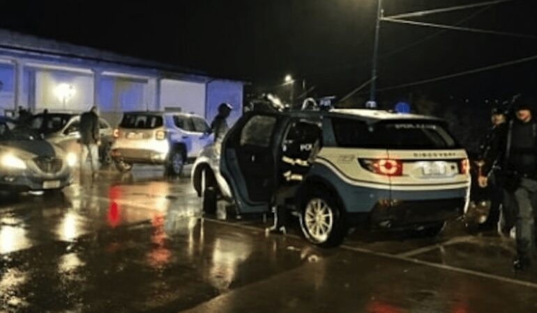 Napoli rapina a rappresentante di gioielli