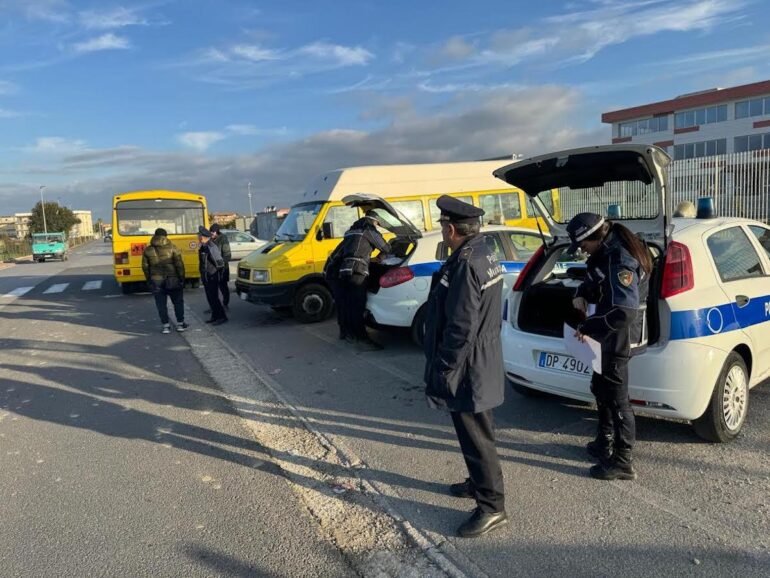 Qualiano, scoperti e sequestrati 2 scuola bus senza assicurazione