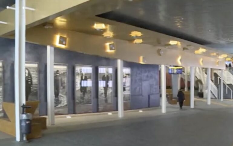 Napoli, la stazione metro Scampia trasmette brano Geolier in loop