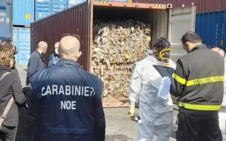 Traffico rifiuti, tre funzionari della regione Campania coinvolti: 16 indagati. Tutti i nomi