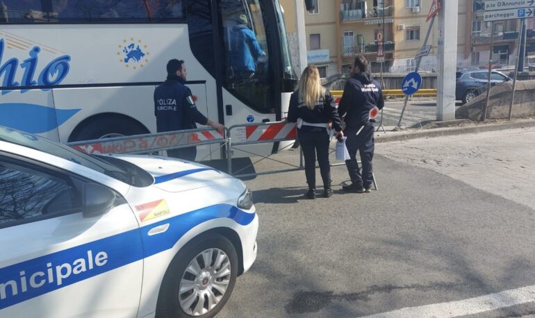 Napoli, controlli della polizia locale, centinaia di multe e sequestri