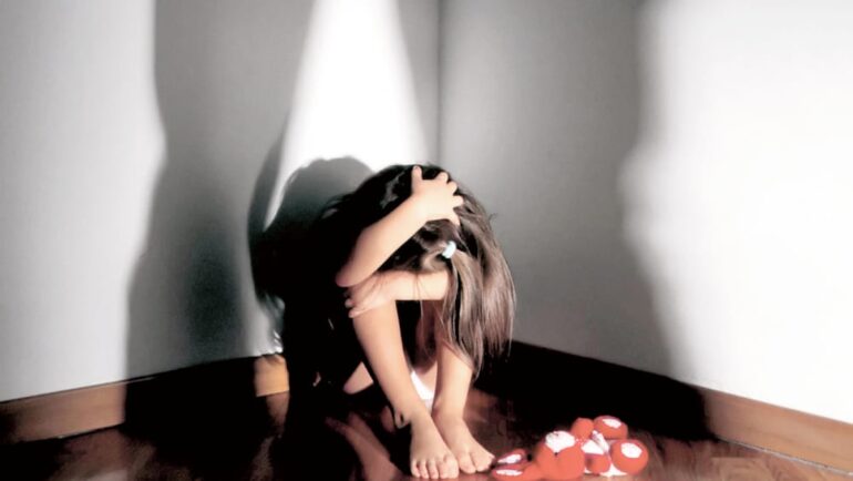 Ariano Irpino, molestie su una bambina di 10 anni: ai domiciliari un 76enne