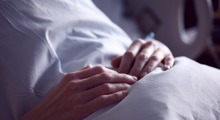 13enne incinta dal padre, stuprata anche in ospedale. Madre indagata