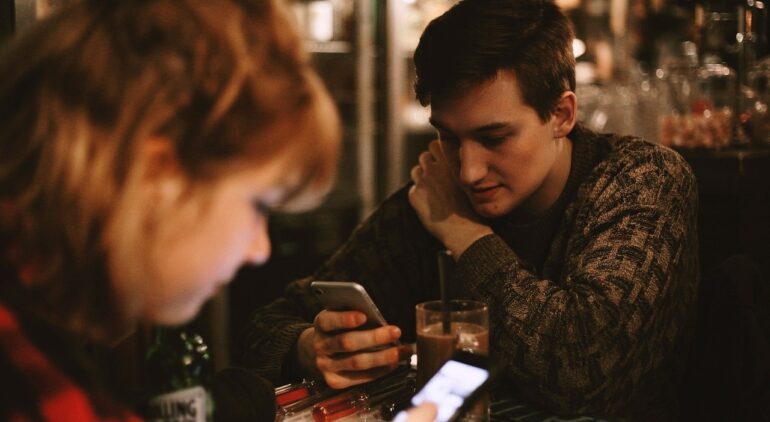 Sconto per coppie che spegnono smartphone a cena al ristorante