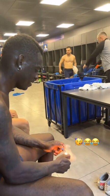 Balotelli accende un petardo negli spogliatoi dell’Adana Demirspor