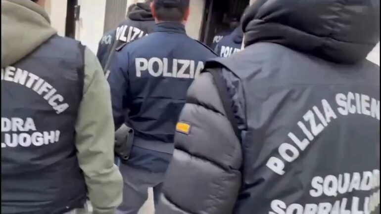 Armi, soldi e orologi falsi sequestrati: il bilancio del blitz tra Afragola, Ciavano e Casoria