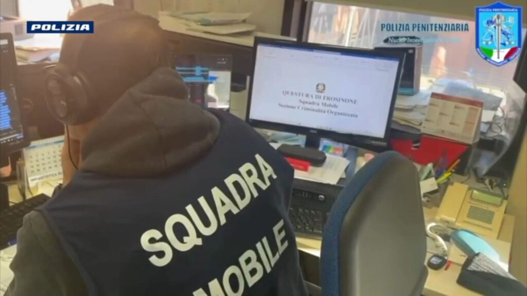 Napoli, droga, cellulari e armi nelle carceri: 22 arresti, c’è anche il “mago” dei droni