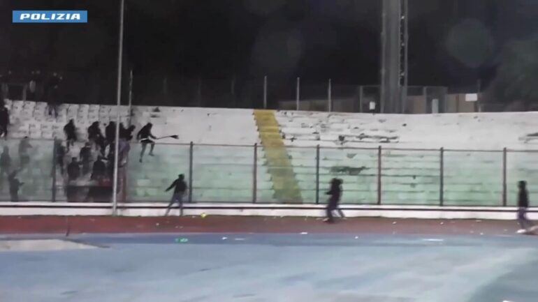 Scontri tra tifosi in Caserta-Foggia: 14 Daspo per 56 anni totali