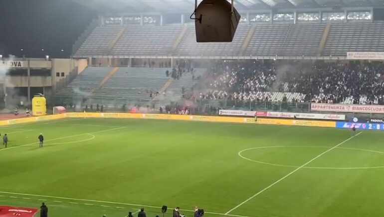 Tifosi del Catania entrano in campo durante la finale di Coppa Italia. Il video virale sul web