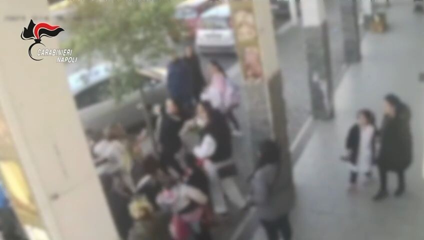 Il video della rissa tra mamme davanti alla scuola di Scampia: cosa rischiano