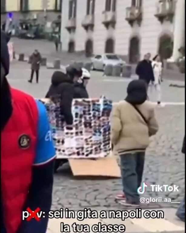 Napoli, rubano l’intera bancarella di un ambulante abusivo a piazza Plebiscito: scolaresca in gita filma furto in diretta