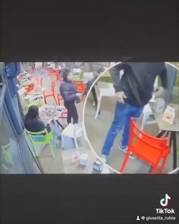 Napoli, ruba smartphone dimenticato sul tavolino di un bar da un cliente