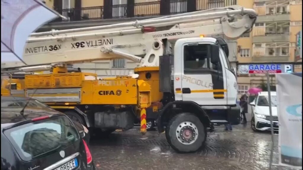Nuovo fiume di fango a Napoli: via Solimena di nuovo allagata, tensioni tra residenti e operai