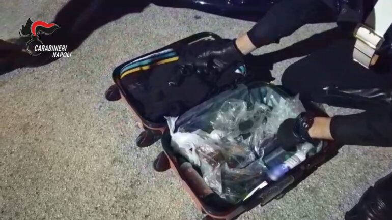 Napoli, 8 pistole nascoste nel trolley rosa: arrestato alla stazione Centrale