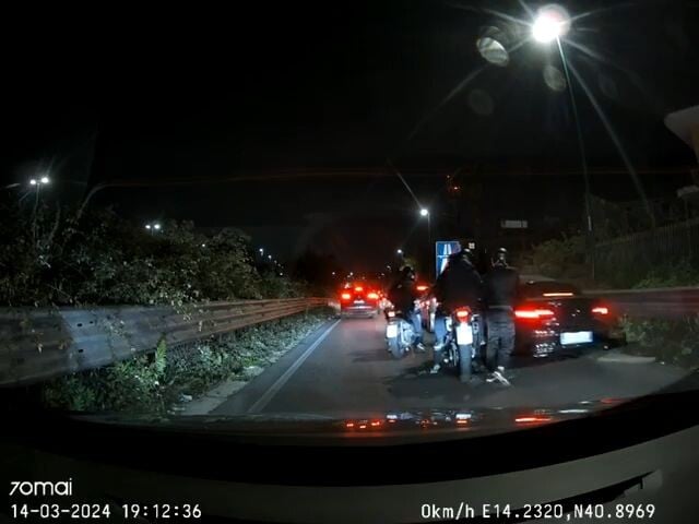 Napoli, rapina in diretta sull’Asse Mediano ad automobilista bloccato nel traffico