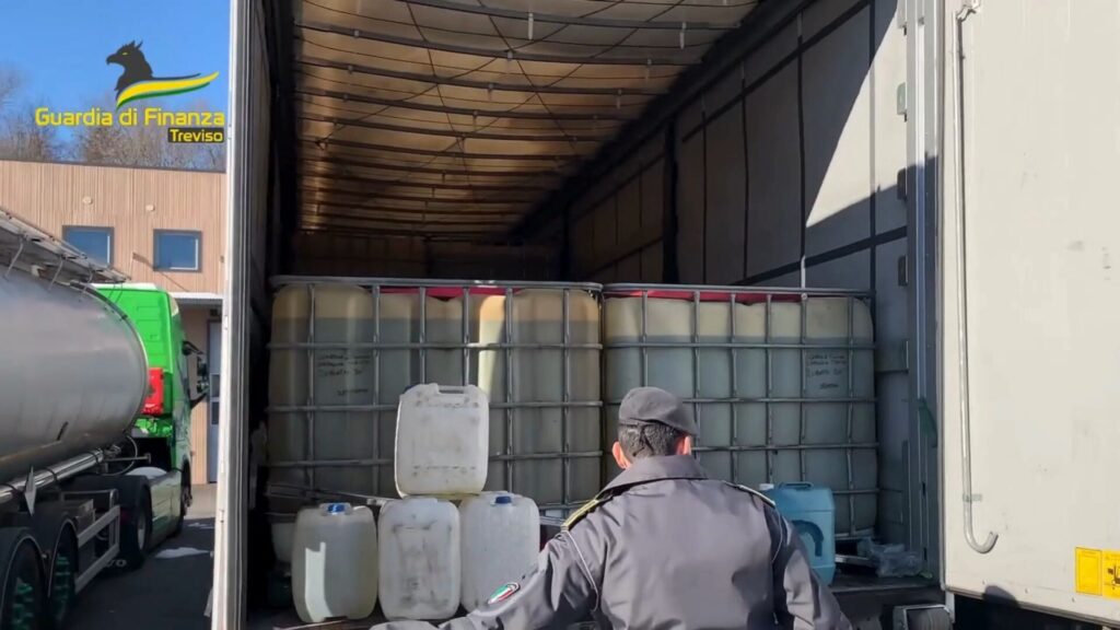 Gasolio di contrabbando spacciato per liquido anticorrosivo: sequestro sull’asse Treviso-Napoli