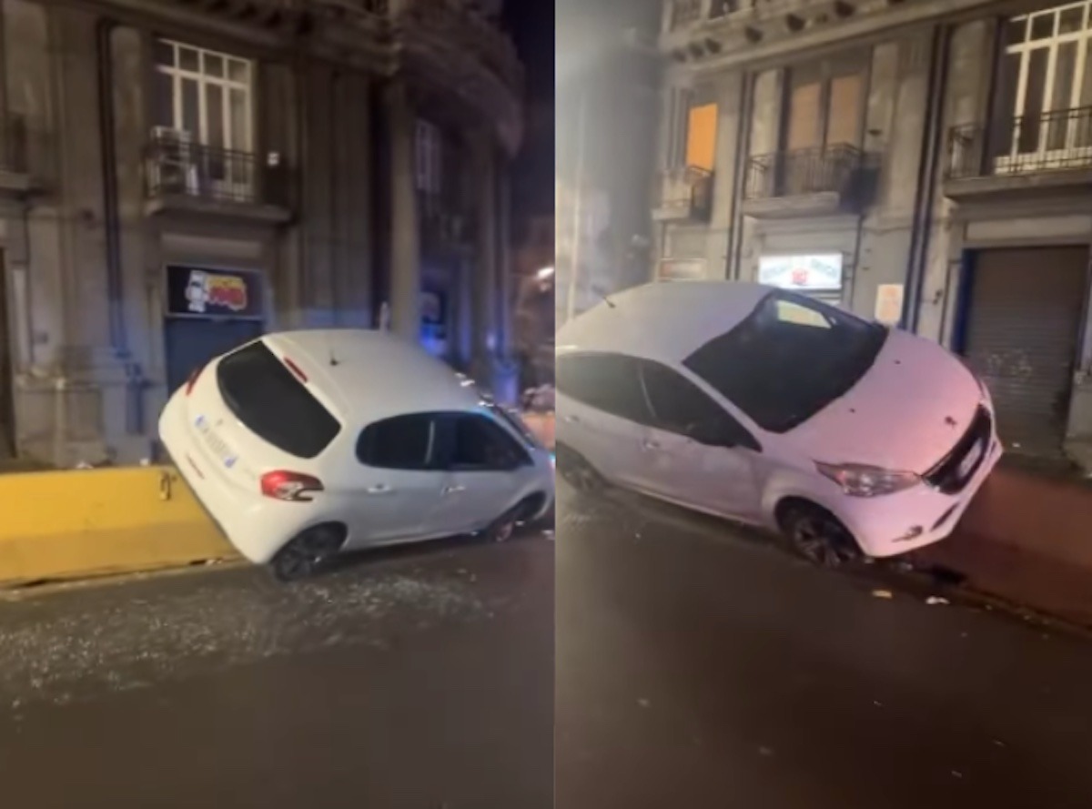 Auto si incastra notte Galleria Quattro Giornate Napoli: incidente sulle barriere spartitraffico.
