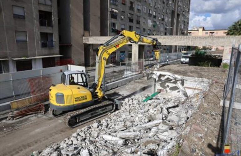 Napoli, partitite le demolizioni a Taverna del Ferro
