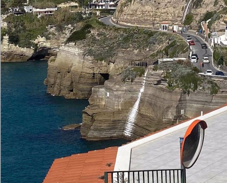 Sversamento di vernice in mare a Ischia: costa di Sant’Angelo deturpata, 3 sanzionati 