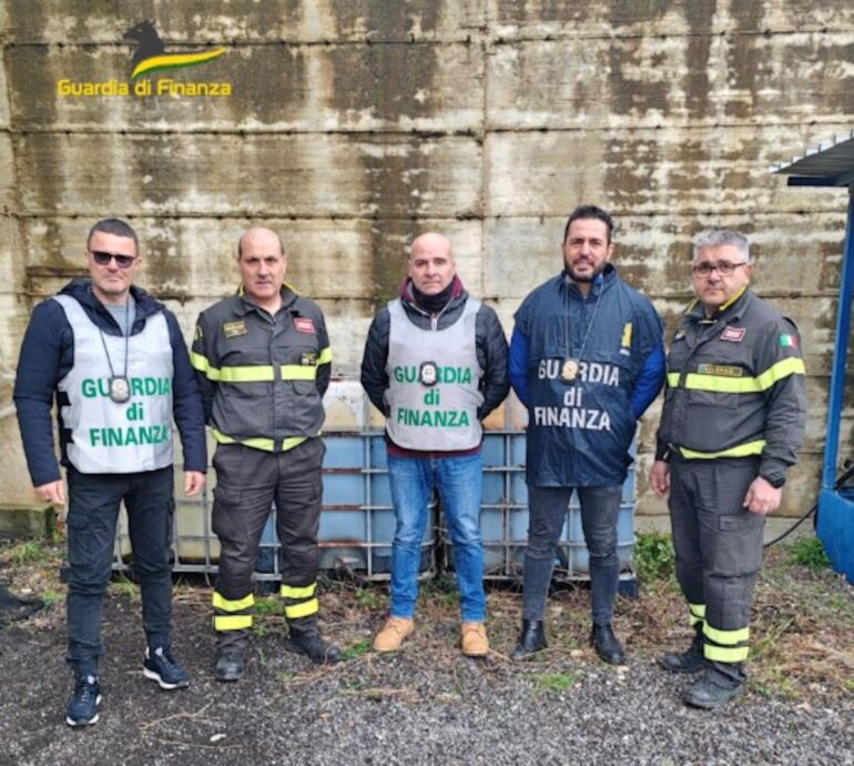 Salerno, la Guardia di finanza dona 1500 litri di gasolio ai vigili del fuoco