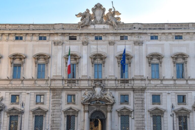 La Corte costituzionale ricorda l’urgente bisogno di una legge per i figli delle coppie dello stesso sesso e sul fine vita