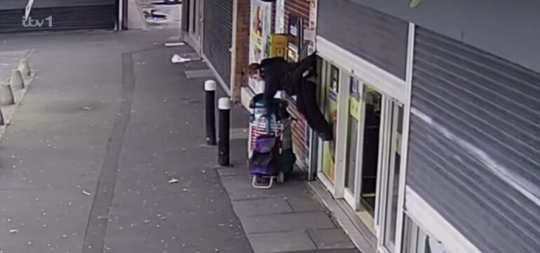 Anziana rimane sospesa in aria con la giacca incastrata nella saracinesca