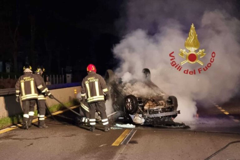 Avellino, incidente in autostrada: donna salvata dalle fiamme