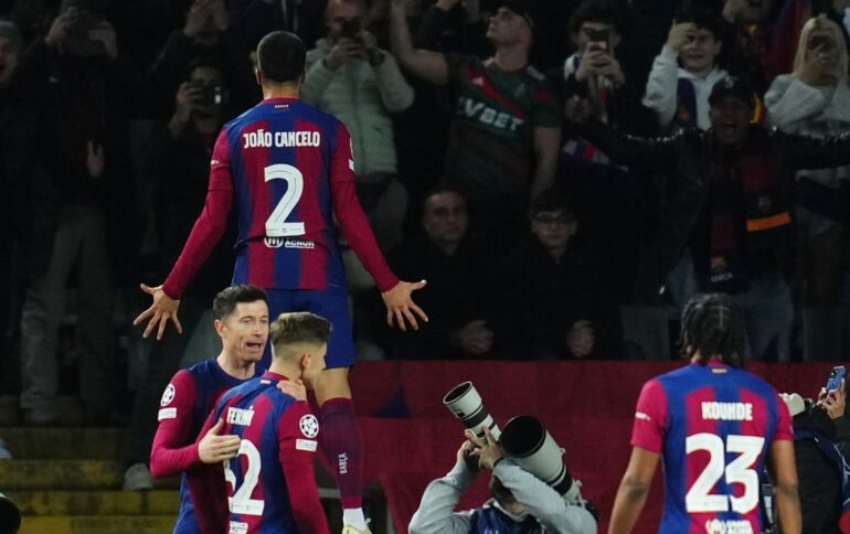 Il Napoli lotta, ma non basta: è fuori dalla Champions. Passa il Barcellona