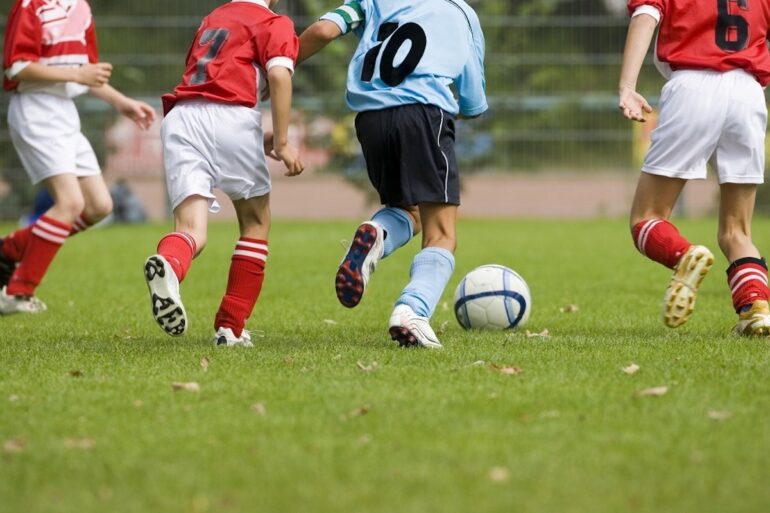 Non gradisce la sostituzione del figlio: entra in campo e picchia l’allenatore