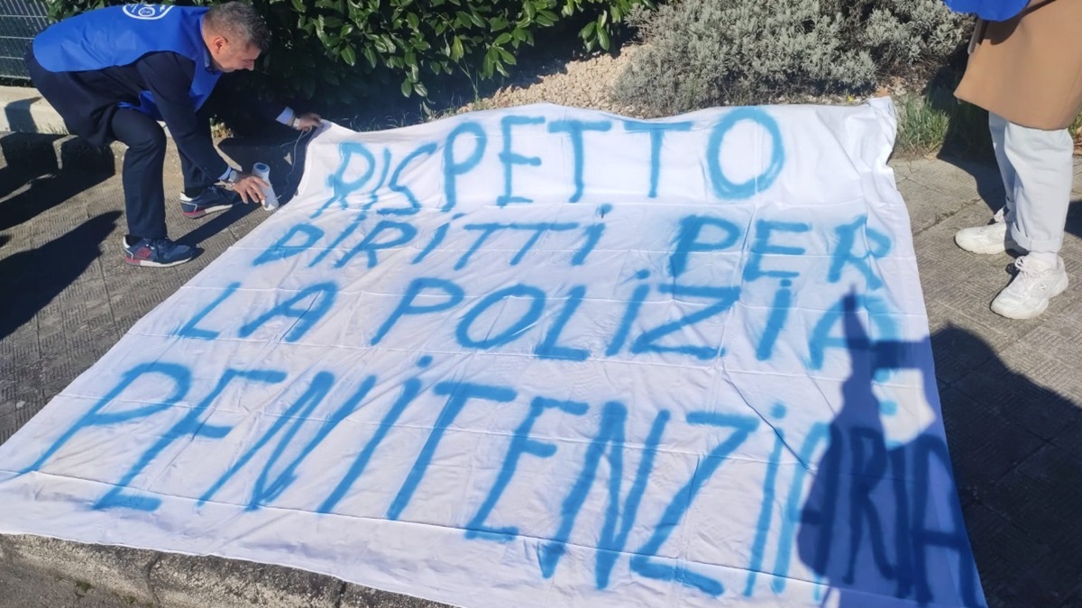 Il sindacato Consipe in protesta davanti al carcere di Benevento