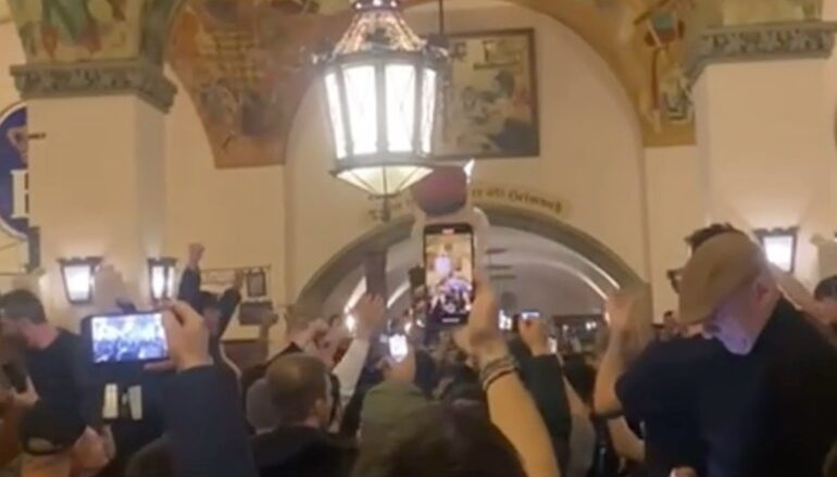 Scandalo a Monaco di Baviera: cori fascisti e saluti romani dei tifosi della Lazio in trasferta. VIDEO