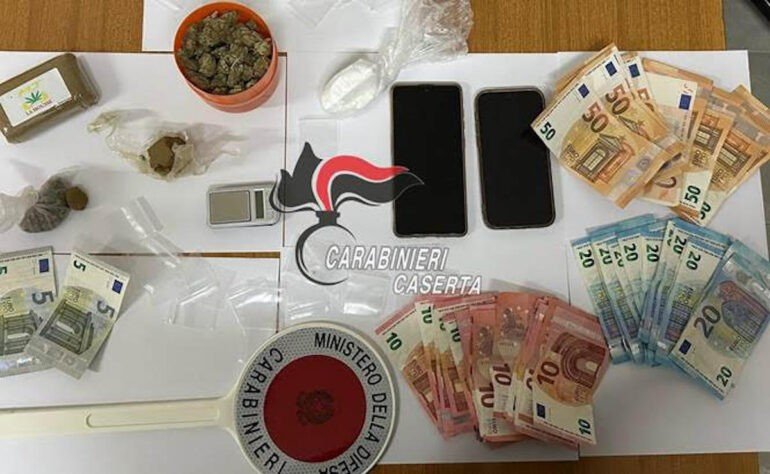Castel Volturno, aveva un droga shop in auto: arrestato 26enne