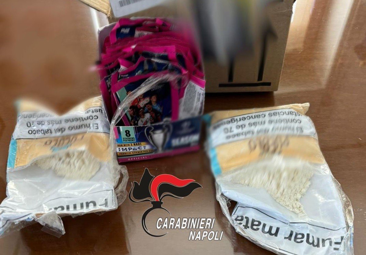 Acquista figurine, gli spediscono anche la droga: sequestro dei carabinieri a Pompei