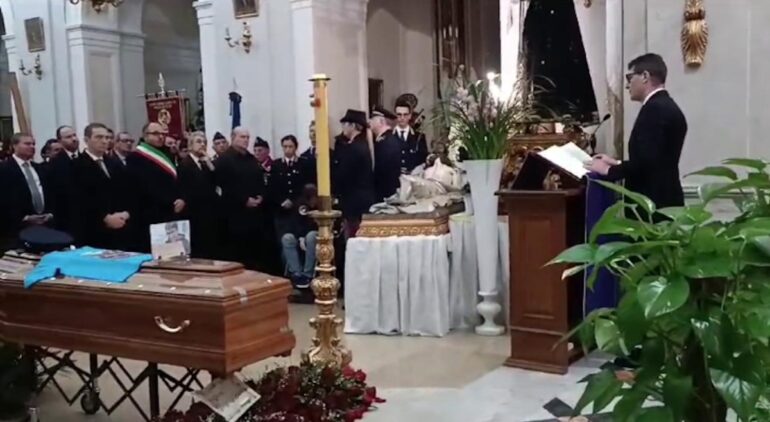 Pisani al funerale del poliziotto eroe Nicola Barbato: “Onoreremo il tuo sacrificio”
