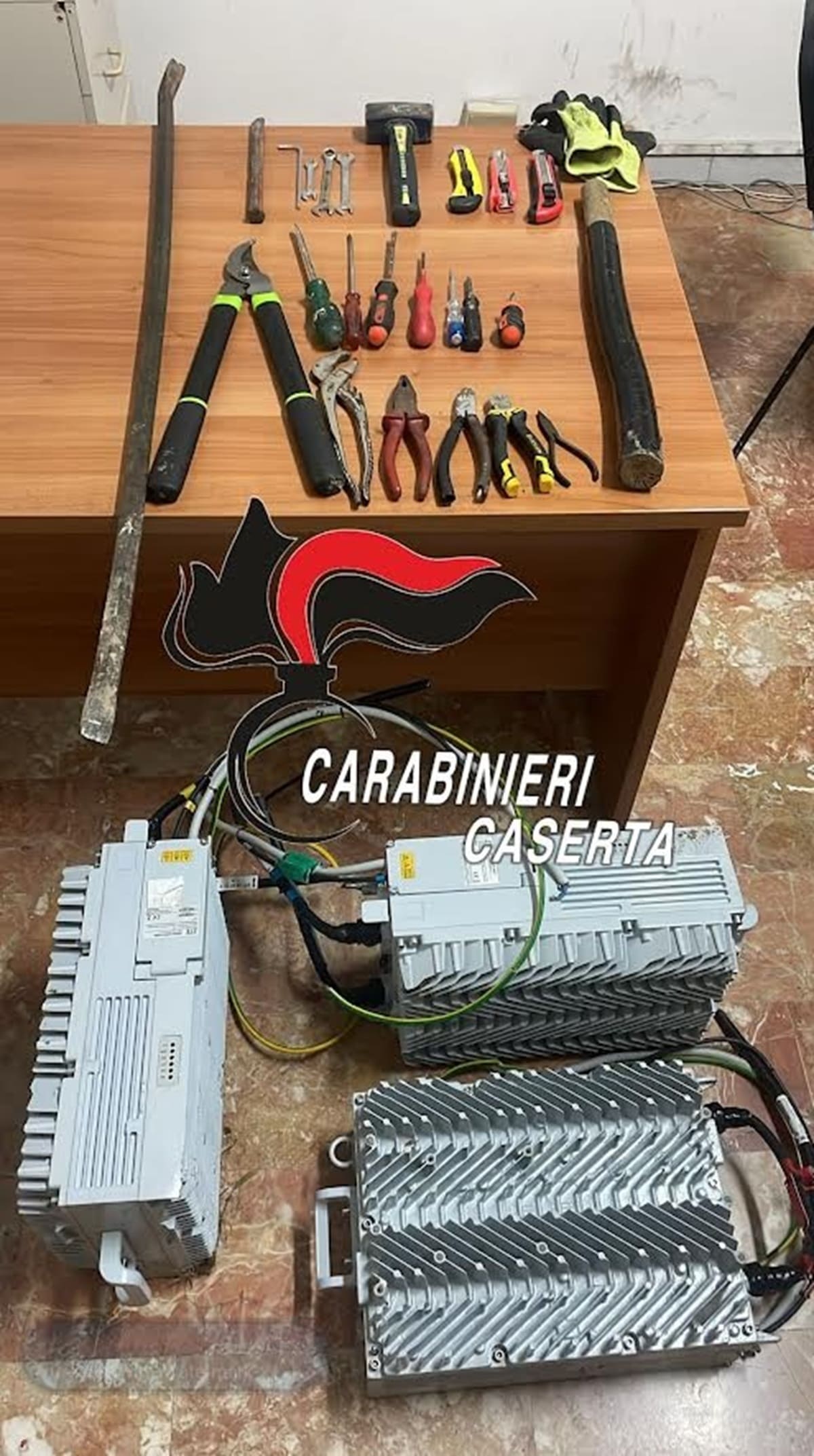 Furto di moduli radio dal ripetitore di Wind Tre nel Casertano: arrestati due giovani