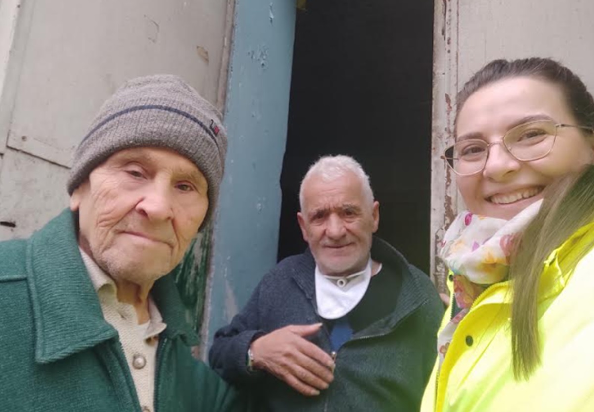 La postina di Afragola dal cuore d’oro: consegna pacchi e sorrisi ad anziani ed extracomunitari