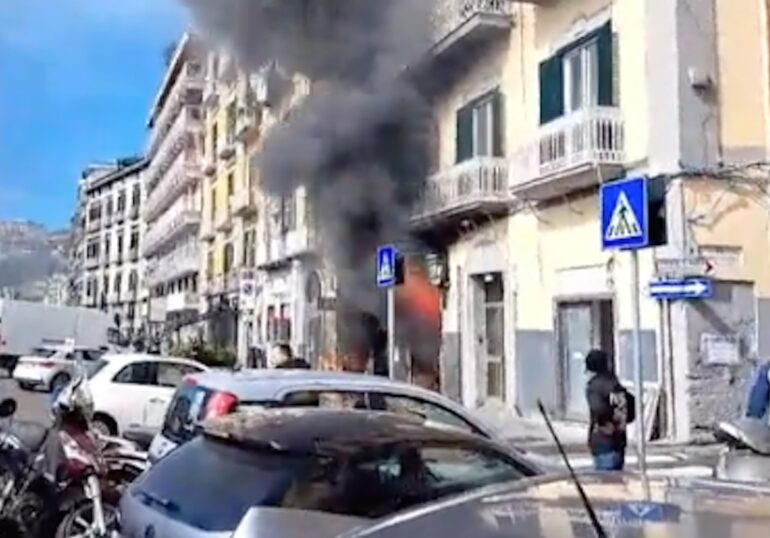 Napoli, paura alla Riviera di Chiaia: incendio in una officina
