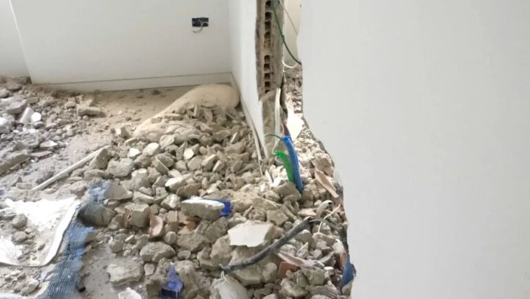 Ad Ischia abbattute tre case abusive: sgomberate tre famiglie con nove persone, tra cui tre bambini