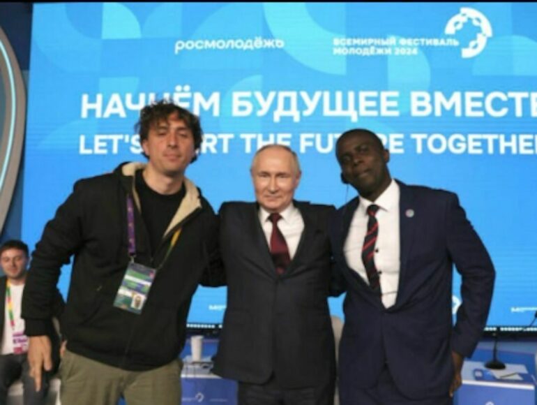 Lo street artist napoletano Jorit e il selfie con Putin a Sochi