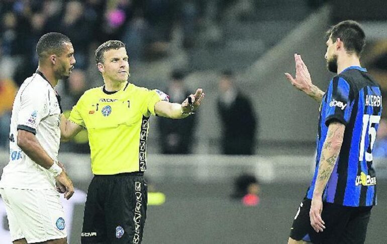 Serie A, gli arbitri per la 33ª giornata: Colombo per Bologna-Inter, La Penna per il Napoli