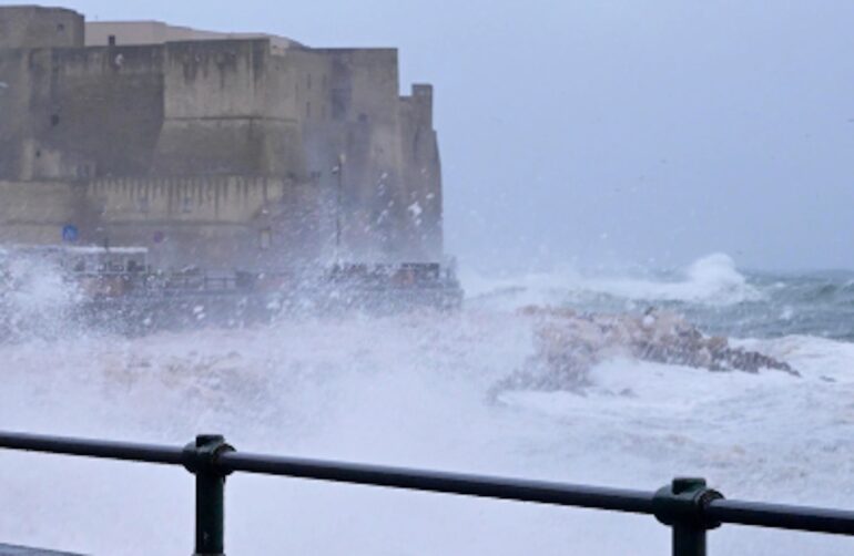 Allerta meteo dalle 14 in Campania: rischio temporali, fulmini e frane fino a domani