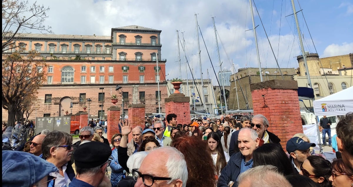 Napoli, migliaia di turisti al Molo San Vincenzo: effetto “Mare Fuori”