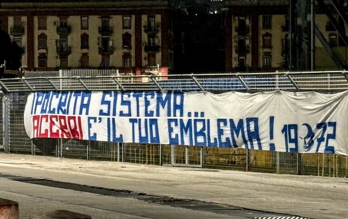 Striscione degli ultras del Napoli: “Ipocrita sistema, Acerbi è il tuo emblema”