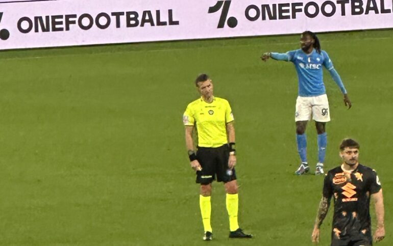 Napoli insorge contro Orsato, la rabbia dei tifosi al Maradona: “Venduto, venduto!”