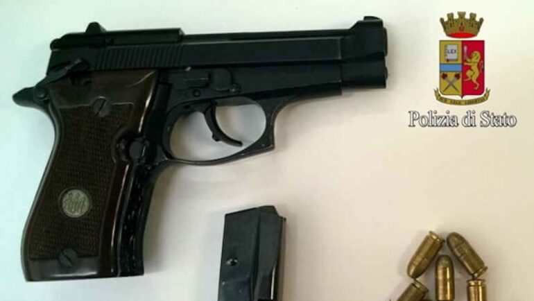 Napoli, 18enne trovato in casa con pistola clandestina: arrestato al Pallonetto